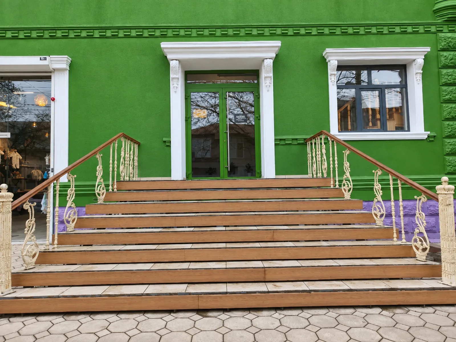 Вход в центр: широкая лестница и зелёная дверь