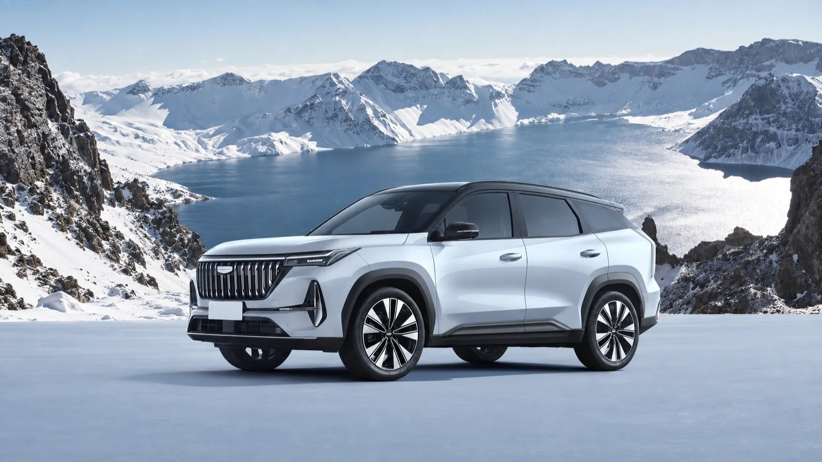 Geely Atlas серебристого цвета