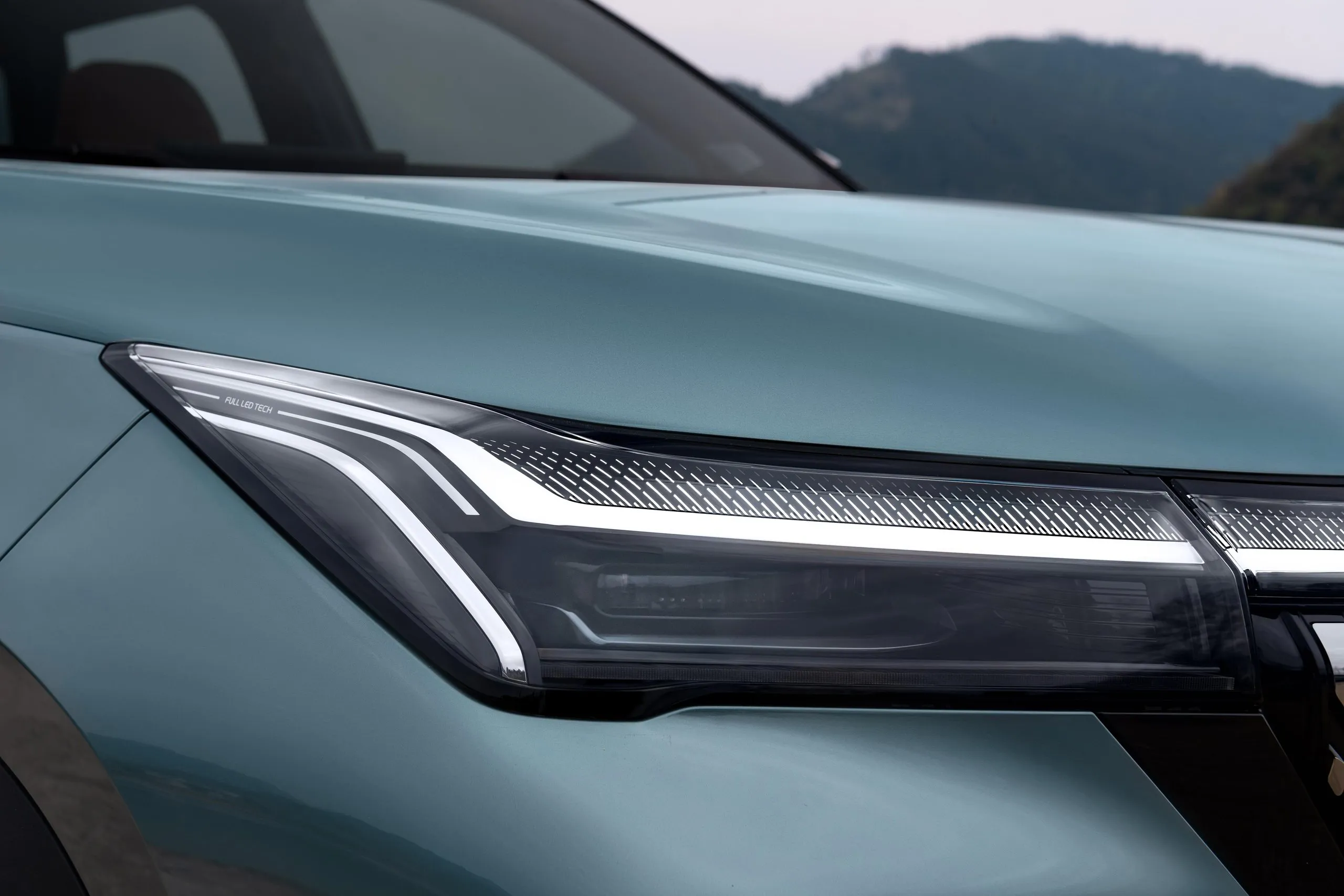 Фара и светодиодная полоса Geely Atlas