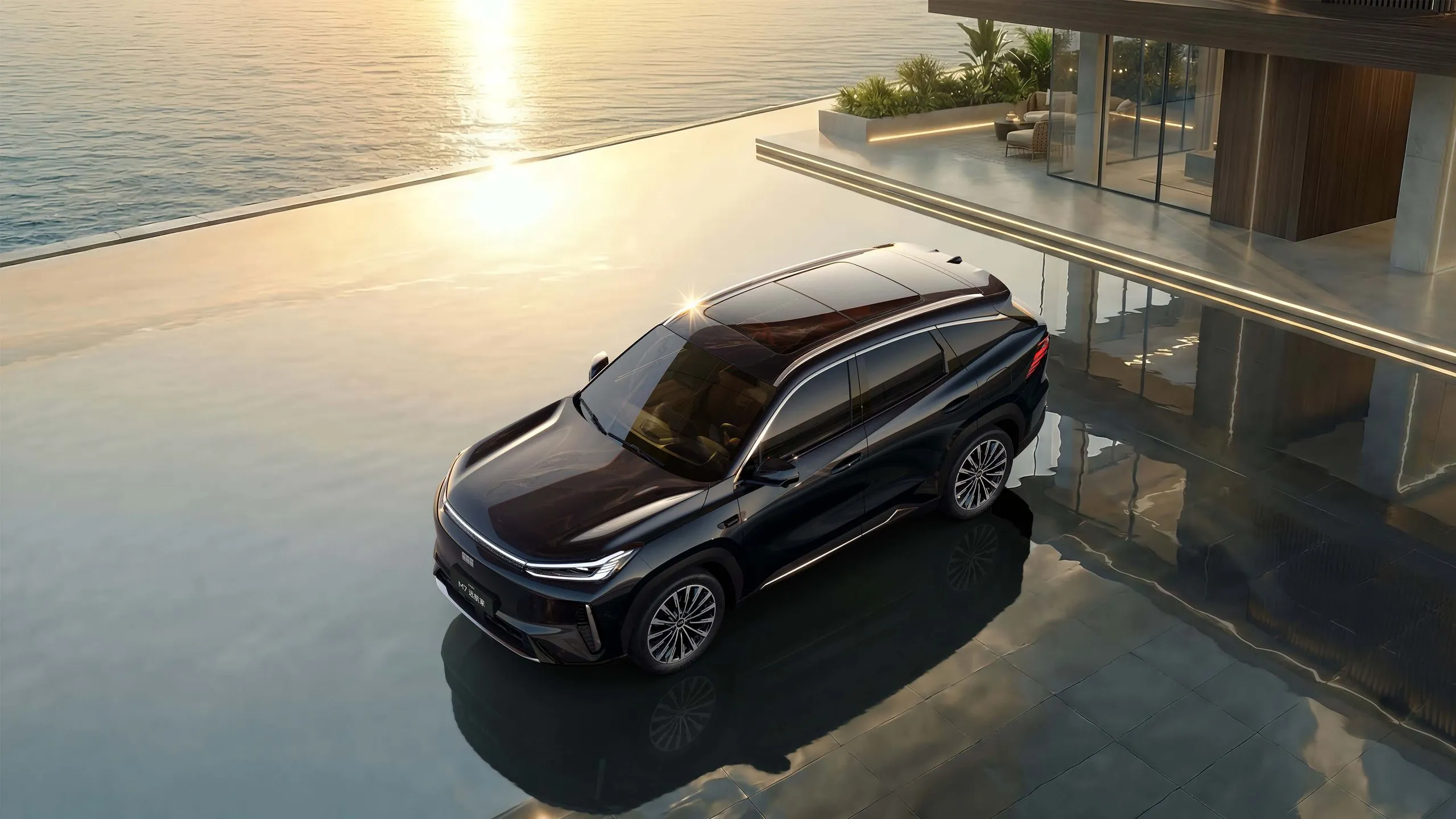 Geely Galaxy M7 чёрного цвета, вид сверху на панорамную крышу