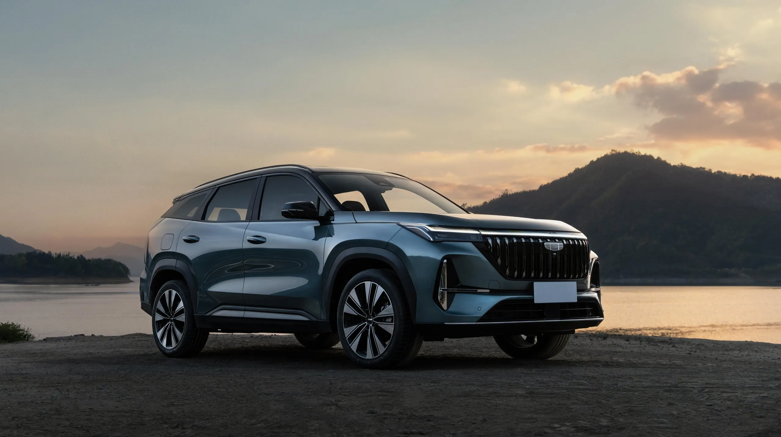 Geely Atlas нового поколения на закате у озера