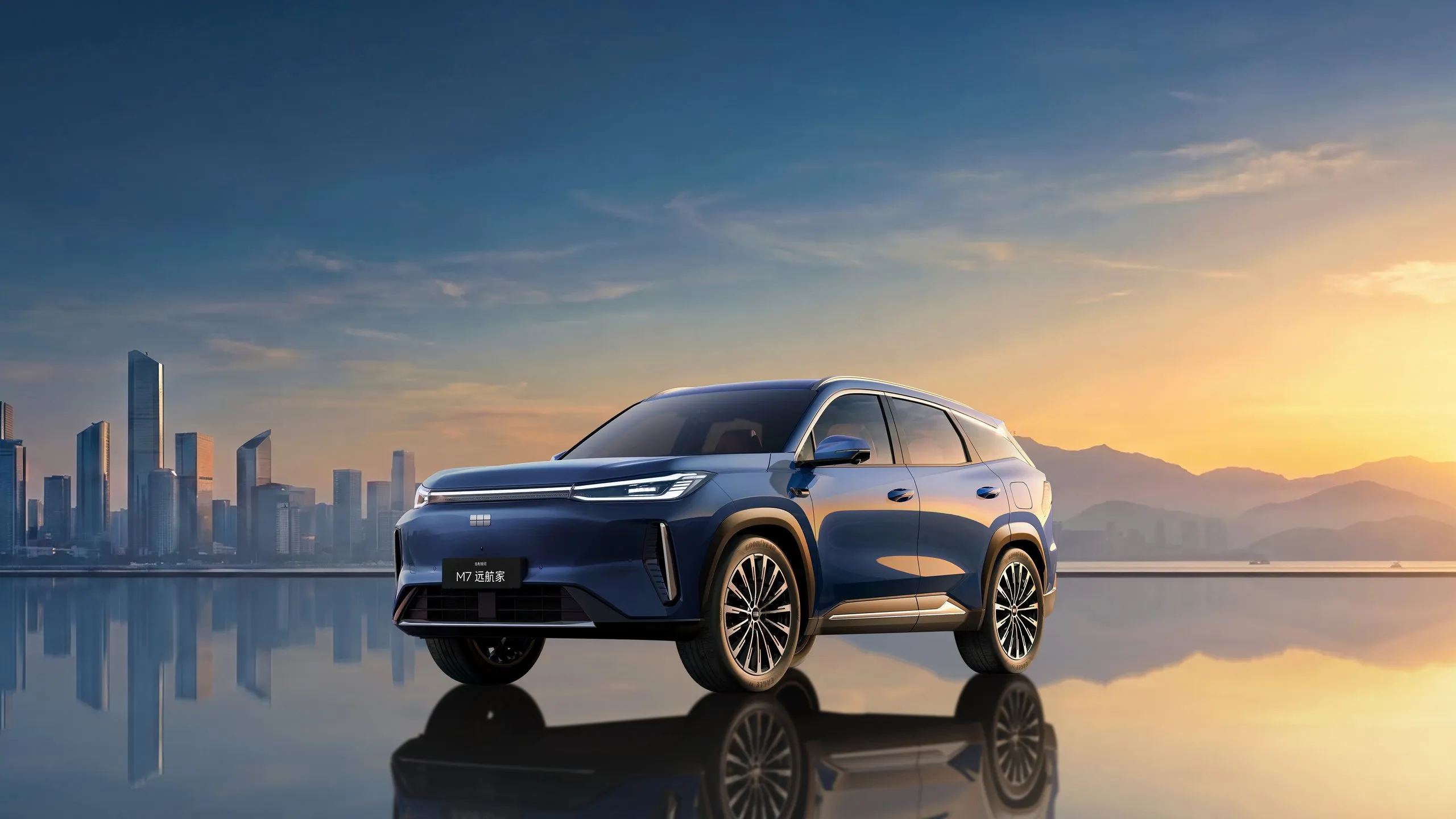 Geely Galaxy M7 синего цвета на закате у воды