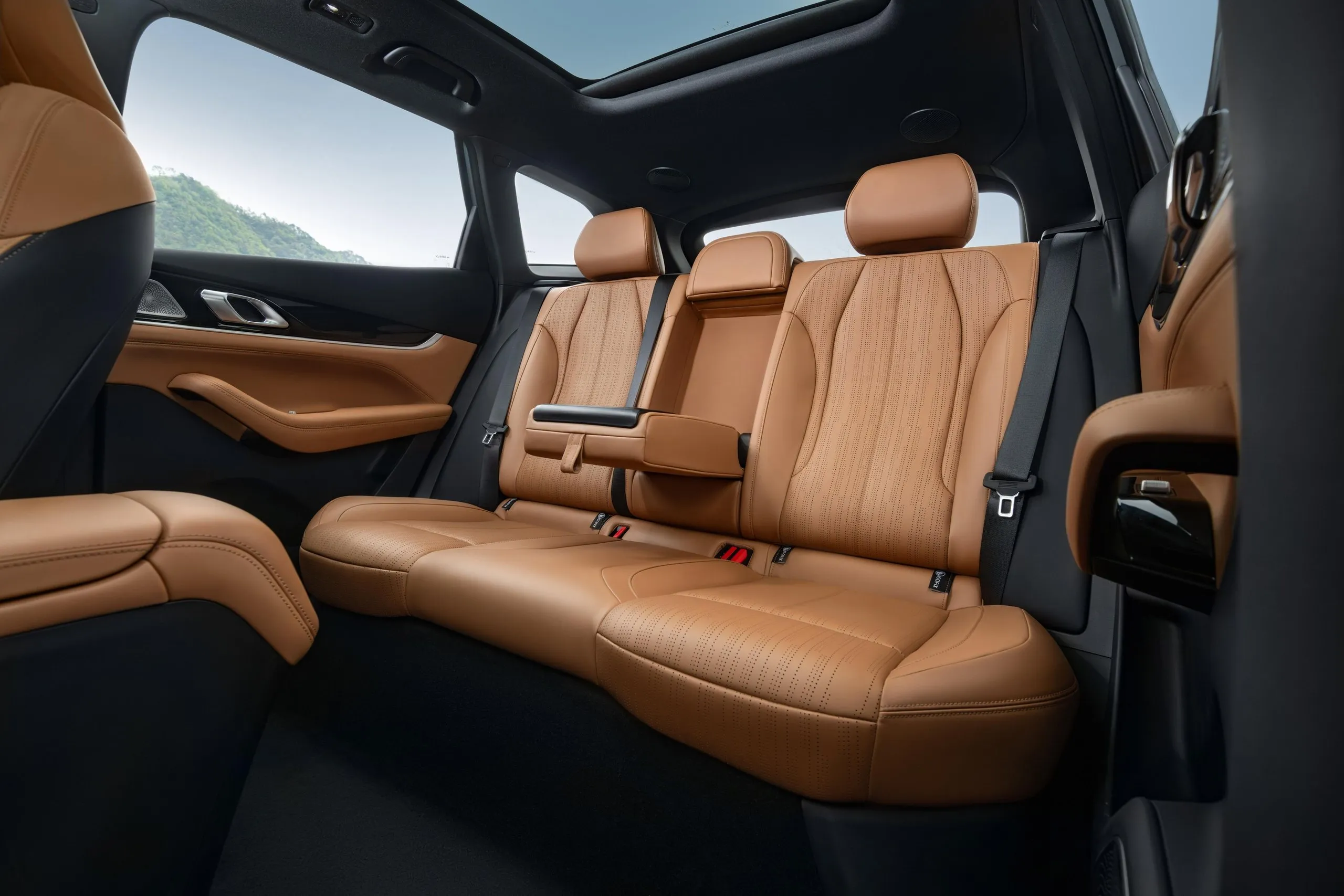Задний диван Geely Atlas