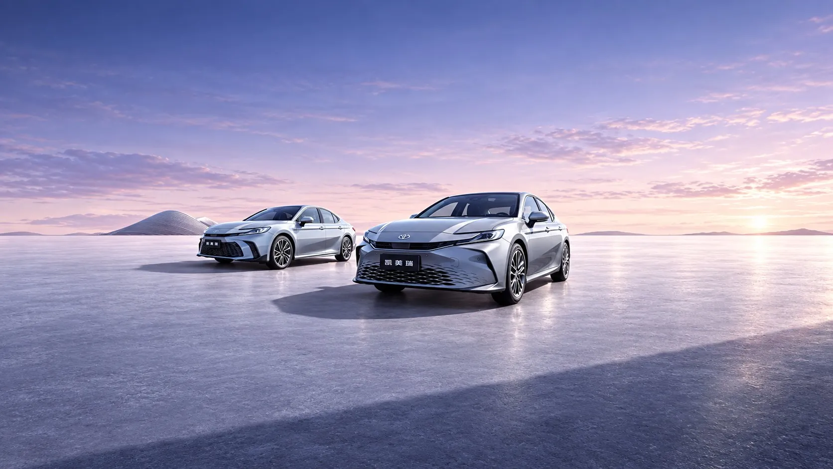 Две версии Toyota Camry — обычная и Sport Plus
