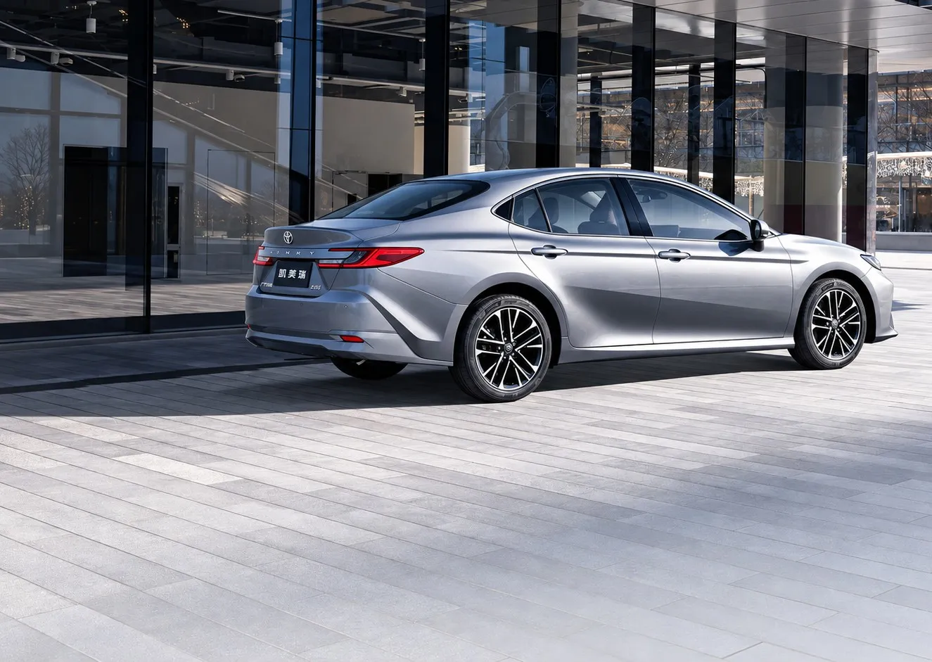 Toyota Camry, вид сзади-сбоку
