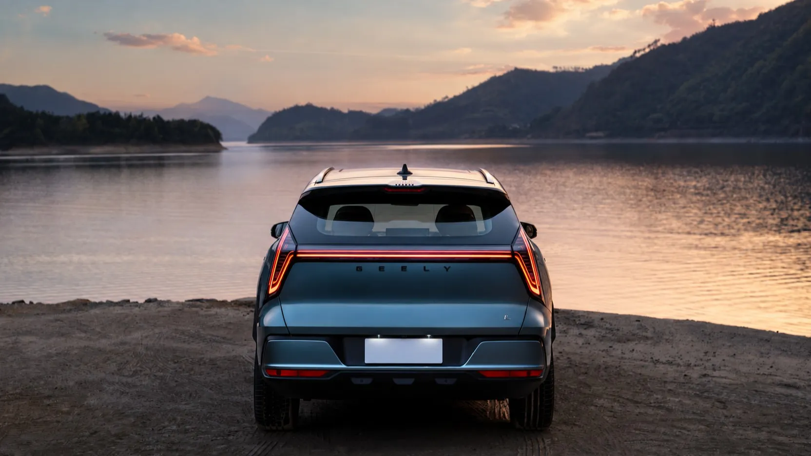 Geely Atlas нового поколения, вид сзади на закате