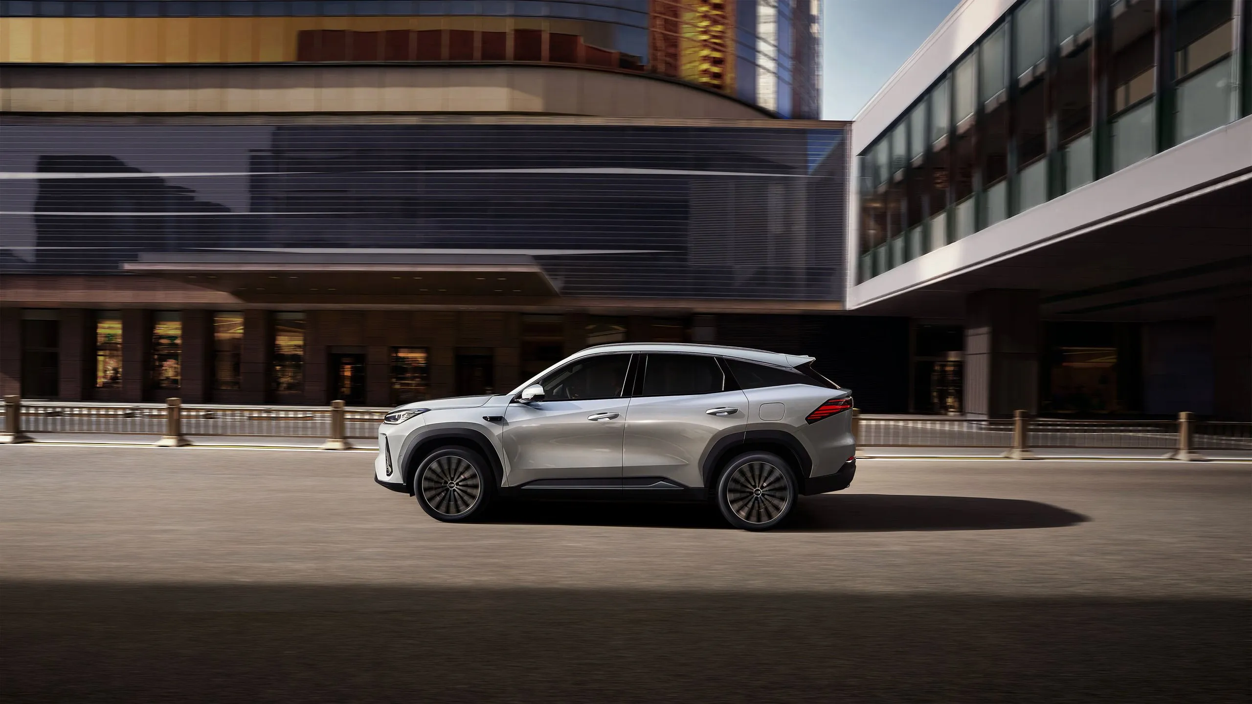 Geely Galaxy M7 серебристого цвета, вид сбоку