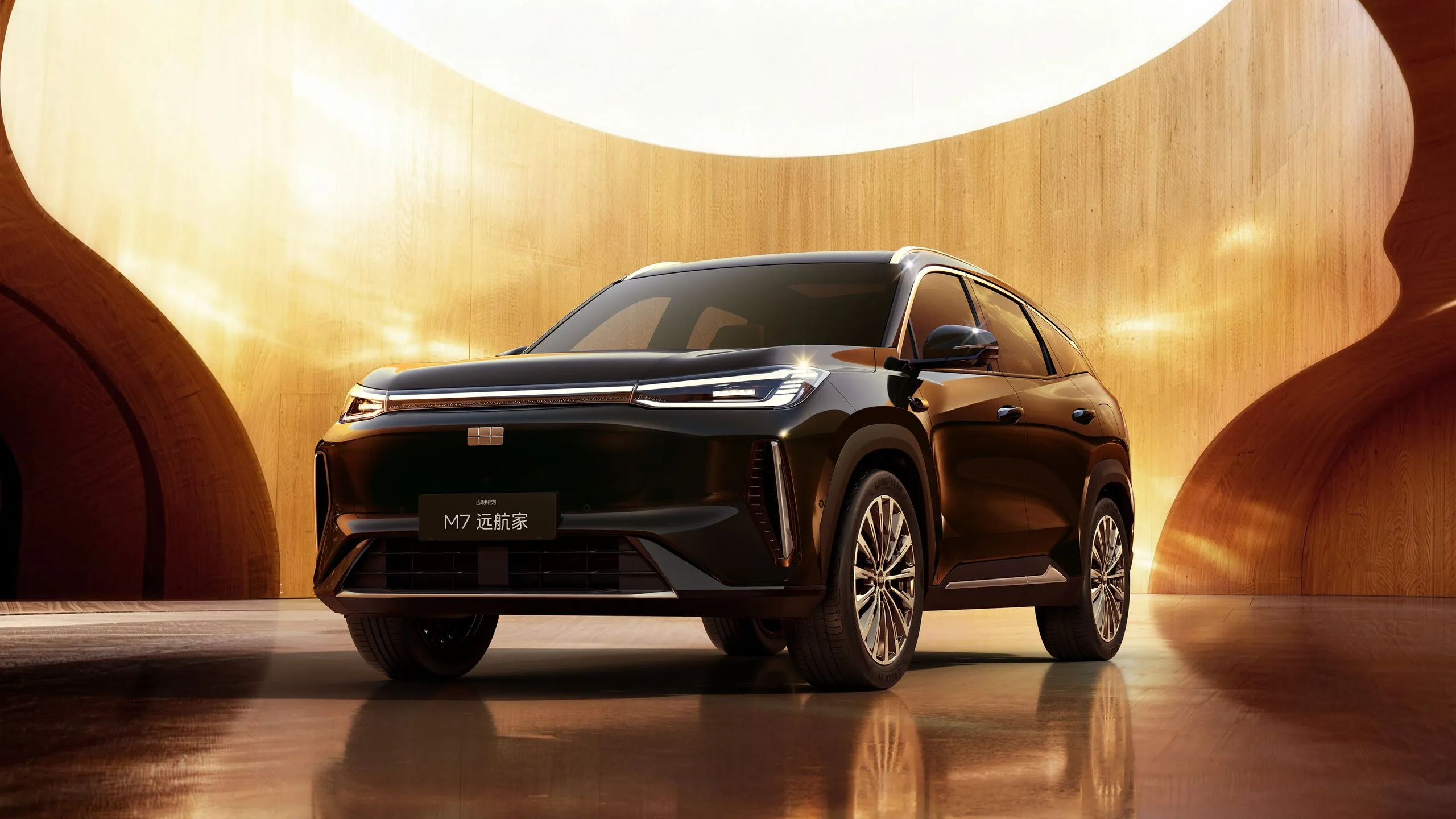 Geely Galaxy M7 в студии, вид 3/4 спереди
