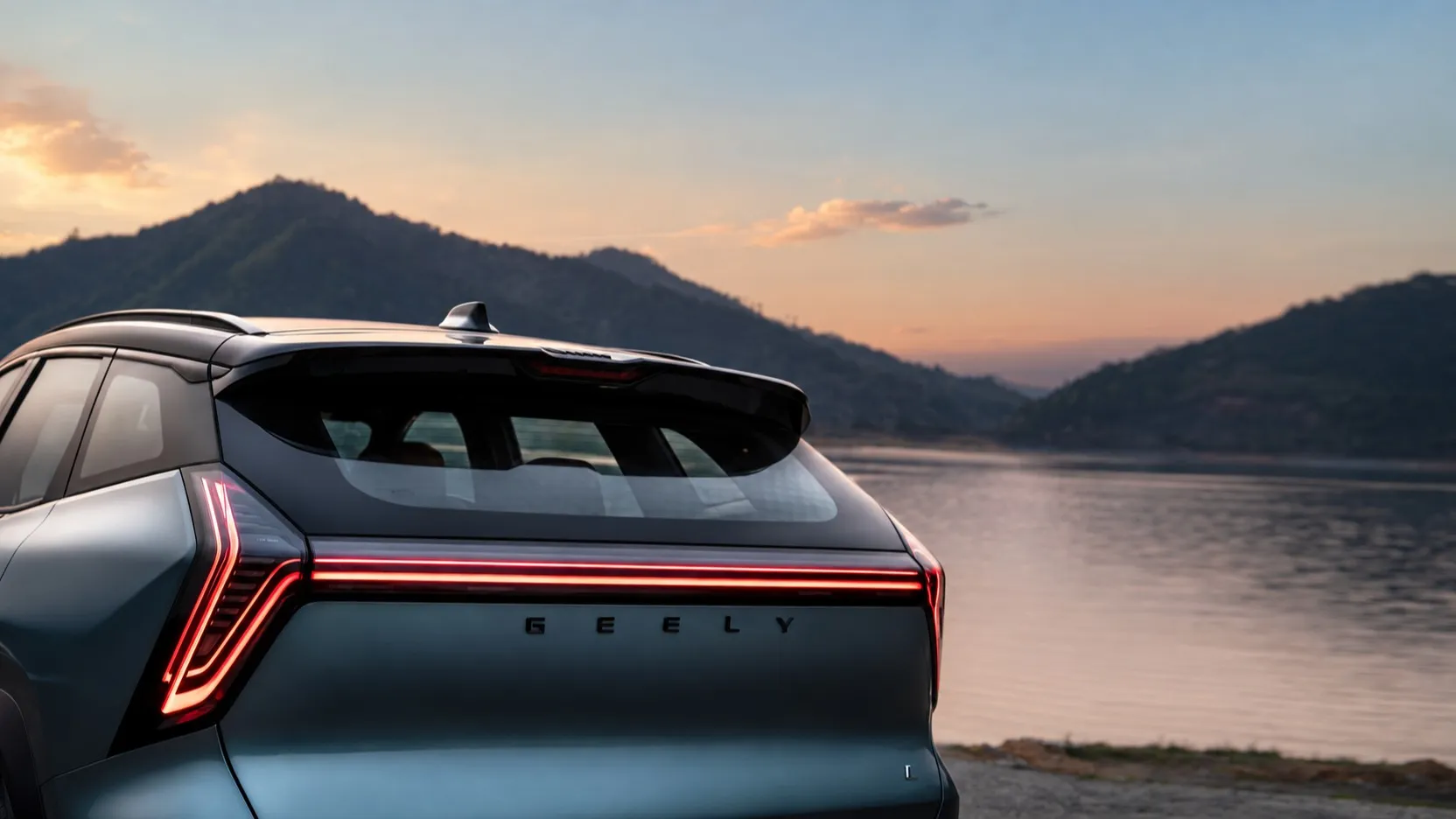 Задний сквозной фонарь Geely Atlas